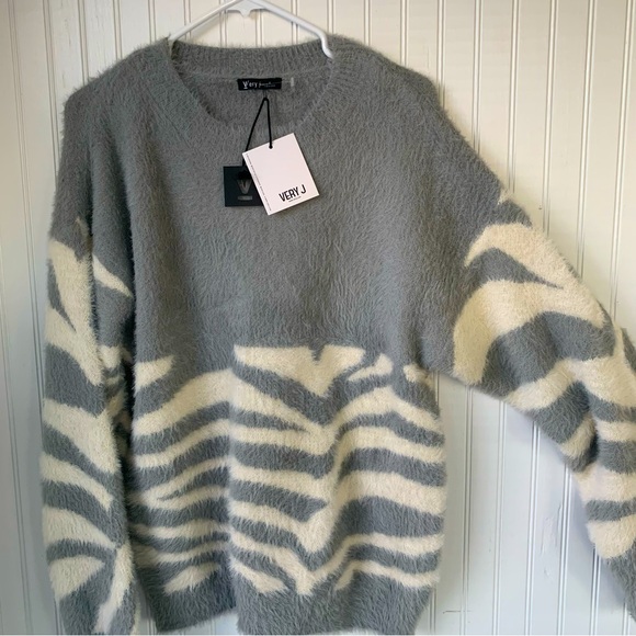 Very J Sweaters - VERY J (NWT) SM- Gray & Creamy White Design, Long Sleeves, Softest Sweater Ever